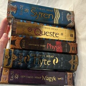 Septimus Heap #1-5 Collection (Magyk, Flyte, Physik, Queste, Syren) Angie Sage